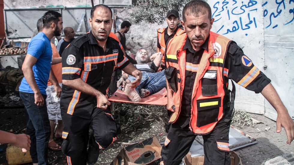 En skadad man bärs iväg på en bår efter en explosion i ett flyktingläger i norra Gaza.