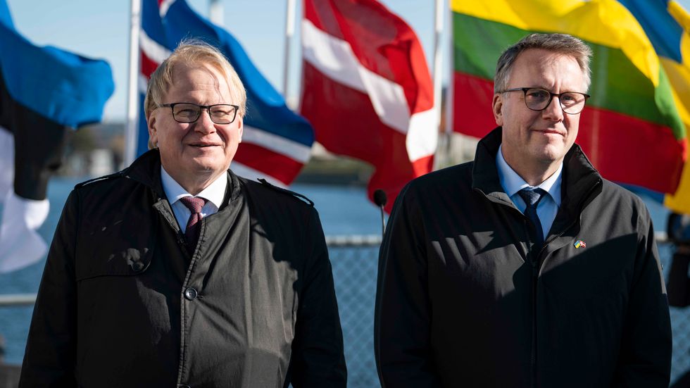 Sveriges försvarsminister Peter Hultqvist och Danmarks försvarsminister Morten Bødskov betonar båda vikten av långsiktighet och uthållighet i stödet till Ukraina. Arkivbild.