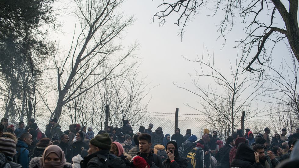 Edirne, Turkiet, under lördagen. Människor väntar vid gränsen mot Grekland.