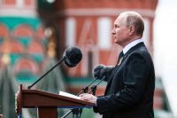 Vladimir Putin håller tal på Röda torget i Moskva.