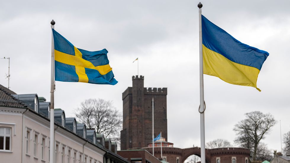 De svenska och ukrainska flaggorna hissade sida vid sida framför Rådhuset i Helsingborg på torsdagen.