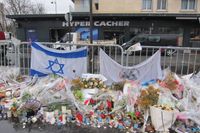 Blomsterhav utanför Synagogan i Köpenhamn efter terrordådet i våras.