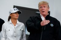 President Donald Trump och hans hustru Melania Trump besökte delar av det orkandrabbade området på måndagen.