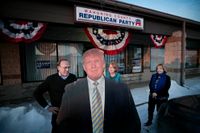 Mark Munroe, Sharon Henry och Kathy Shook på Mahoning County Republican Partys kontor Står bakom Trump. I detta fallet en Trump i kartong.