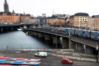 Om Centralbron ska läggas under vatten, måste också tunnelbanan läggas i tunnel under Söderström. Med tanke på översvämningsrisken vore det bra, menar artikelförfattaren.