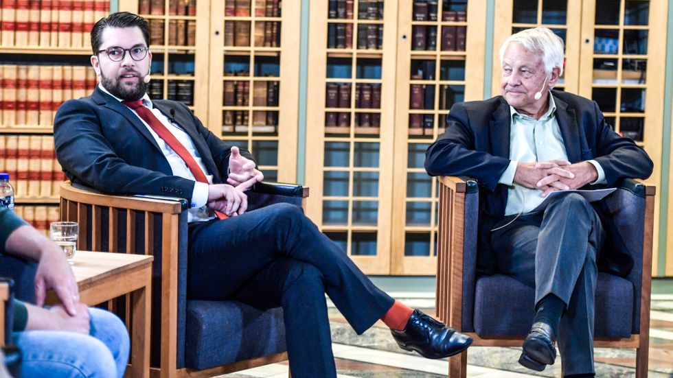 Jimmie Åkesson (SD), till vänster, och Bengt Westerberg, till höger, under ett samtal om läsning på riksdagsbiblioteket. Arkivbild.