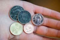 Nya och gamla mynt. De nya fem-, två- och enkronorna är lättare och mindre än sina föregångare till vänster.