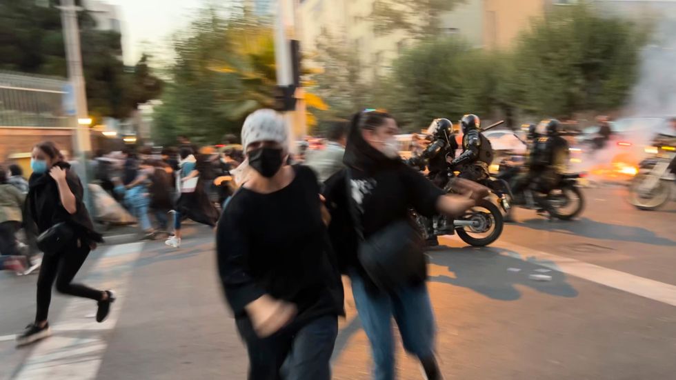 Kvinnor protesterar i Teheran.