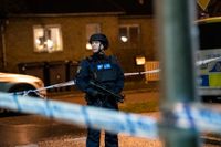 Polis med förstärkningsvapen och stora avspärrningar i Gamlegården i Kristianstad natten till fredagen efter att en person skjutits till döds. Skjutningen inträffade vid 23-tiden på Bataljonsvägen.