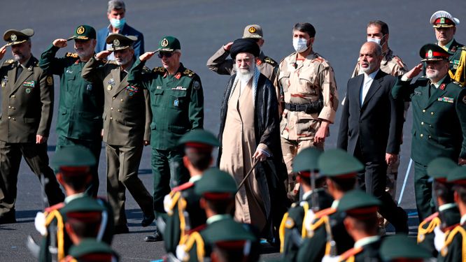 Irans Ayatollah Ali Khamenei tillsammans med sina generaler.