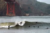Surfare äventyrar sig ut på höga vågor vid Golden Gate-bron i San Francisco, Kalifornien på trettondagen efter att Kalifornien drabbats av storm och skyfall.