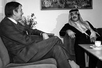 Sveriges statsminister Olof Palme och prins Feisal Bin Fahd av Saudiarabien i ett möte på Rosenbad i Stockholm 12:e december 1985.