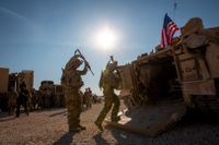 Amerikanska soldater kliver in i pansarfordon i norra Syrien. Nu får de förstärkningar efter att ha trakasserats av ryska soldater.