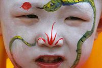 En pojkr deltar i Hong Kongs Bun-festival. Festivalen är ett firande av slutet på Hong Kongs hungernöd för flera decennier sedan – och ska också skänka frid åt spöken och andar.