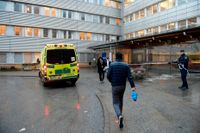 En man uppges ha tänt eld på sig själv utanför Migrationsverkets lokaler i Sundbyberg. Händelsen inträffade vid 10-tiden och personal från myndigheten ska då ha rusat till mannens undsättning.