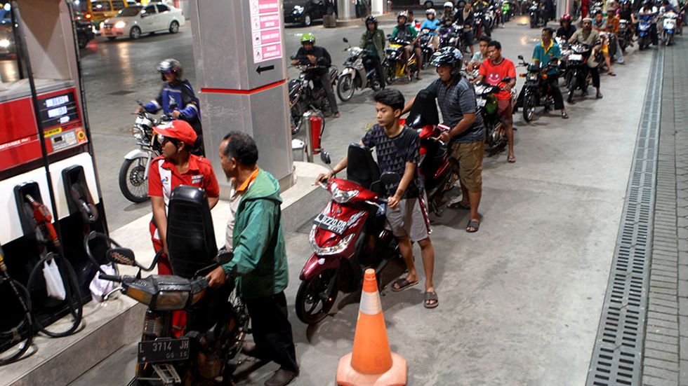 Kön ringlar lång på bensinmacken i Surabaya på Java i Indonesien. Landets bensinpris är lägre än under subventionerna.