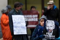 Assangeanhängare protesterar utanför en domstol i London i slutet av januari. Arkivbild.
