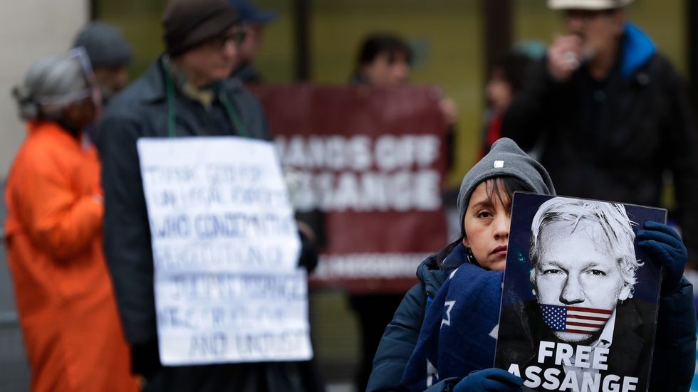 Assangeanhängare protesterar utanför en domstol i London i slutet av januari. Arkivbild.