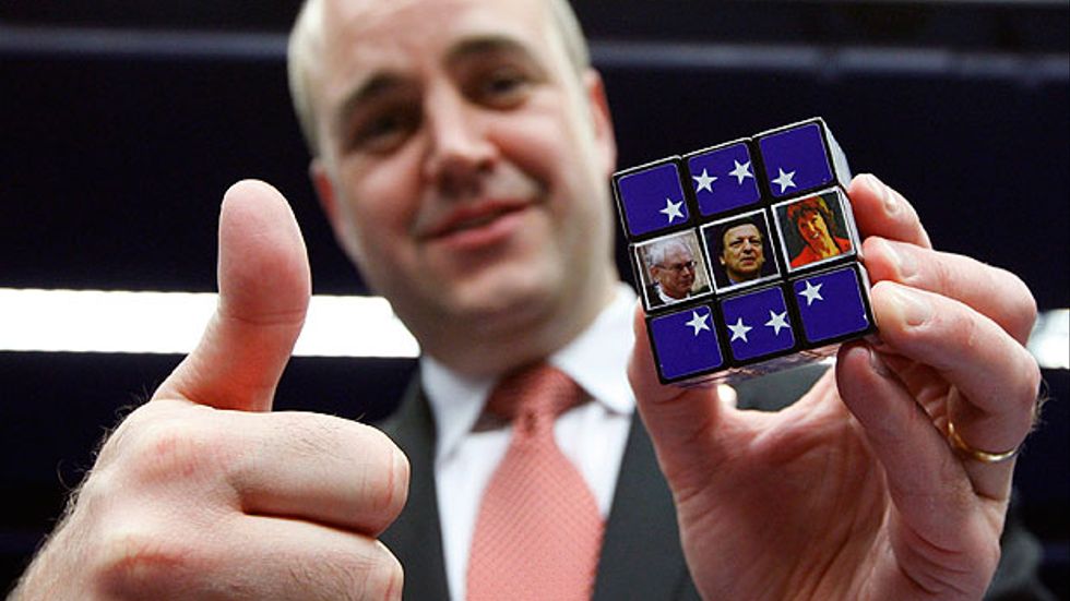 Fredrik Reinfeldt fick en Rubikskub av EU-kommissionens ordförande José Manuel Barroso