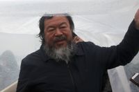 Ai Weiwei under inspelningen vid den grekiska gränsbyn Idomeni. 