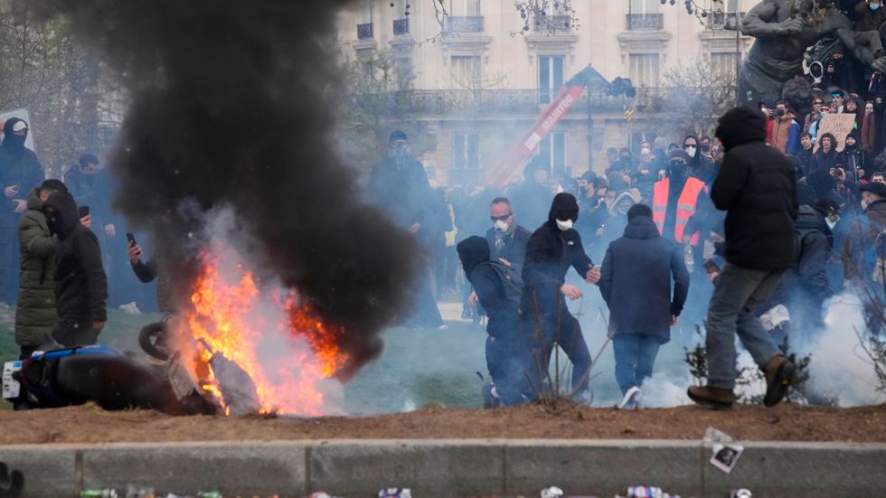 Våldsamma demonstrationer i Paris.