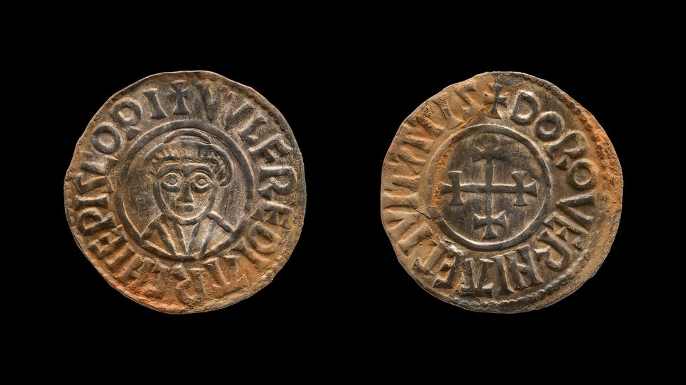 Två av mynten i skatten, som kommer från tiden då vikingarna stred mot anglosaxer på de brittiska öarna.