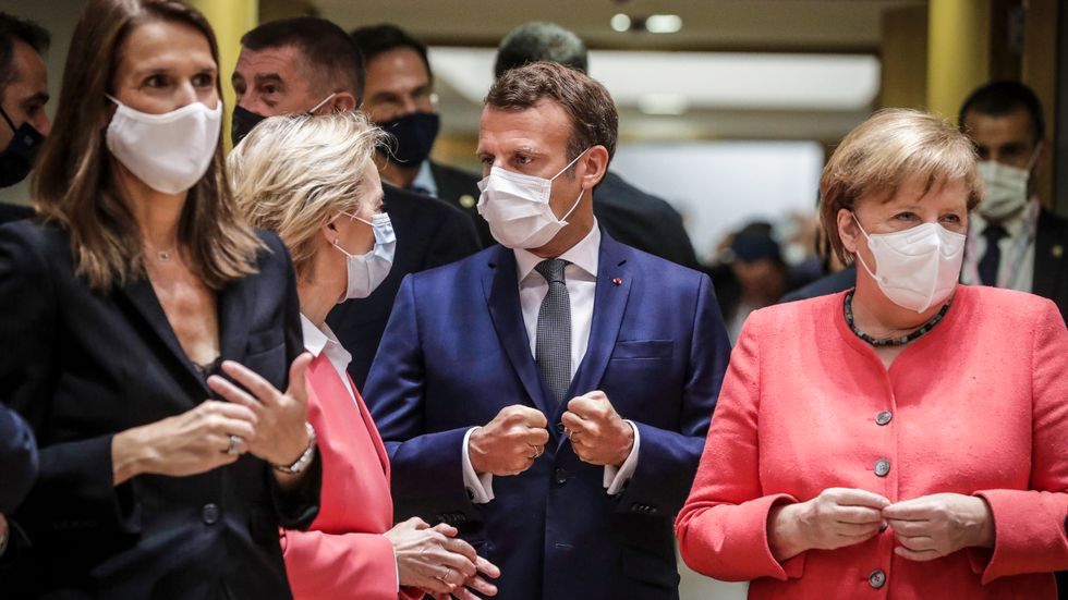 Europeiska ledare möts numera med skydd framför näsa och mun.