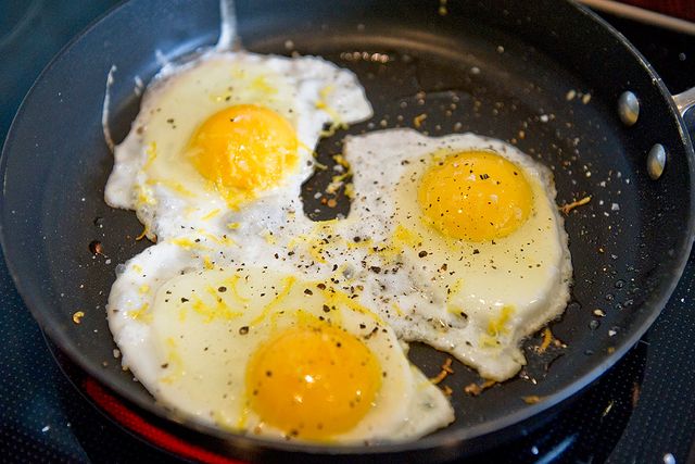 I allmänhet kan de flesta äta ett ägg om dagen utan att kolesterolvärdena påverkas negativt.
För personer med höga kolesterolvärden är det viktigare att äta mindre mättat fett än att minska äggkonsumtionen.
