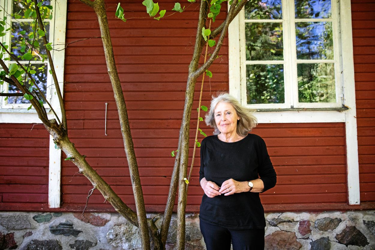 Agneta Pleijel vid sitt sommarhus på Yxlan.