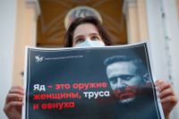 En demonstrant i Sankt Petersburg håller upp en affisch med texten: ”Gift är ett vapen för kvinnor, fegisar och eunucker.”