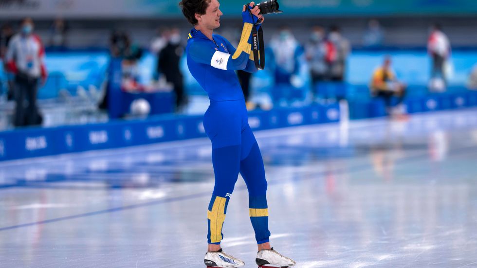 Nils van der Poel snodde åt sig en kamera efter målgången och kunde föreviga reaktionerna efter sitt OS-guld