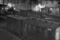 Tågsätt i brand på Krylbo station. Bilden är tagen av en av passagerarna på nattåget till Stockholm omedelbart efter första explosionen. 