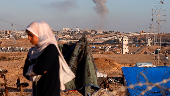 Rök stiger efter ett israeliskt flyganfall mot byggnader nära gränsen mellan Egypten och Rafah i södra Gaza. Bild tagen den 6 maj 2024.