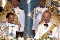 Februari 2004:         Efter ett statsbesök i odemokratiska Brunei får kungen frågan om hur det är att umgås med en ledare som styr sitt land med järnhand. Kungen svarar att han upplever att det är tvärtom: ”Brunei är ett mycket öppet land” och ”sultanen har en kolossal närhet till folket”. Efteråt får kungen stark kritik från flera partier.