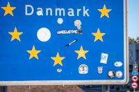 I samma veva som Danmark öppnar sin gräns mot Sverige kommer besked om ett stort coronautbrott på ett slakteri. 