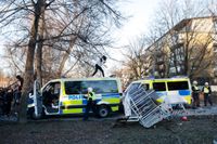 Polisen motar bort motdemonstranter i Sveaparken i Örebro på långfredagen. Arkivbild.