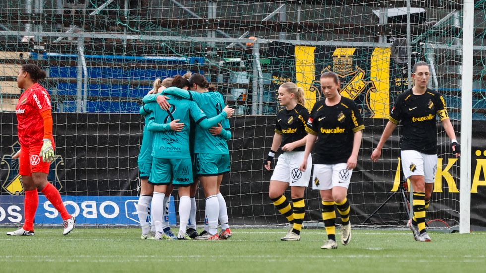 Kristianstads Katla Tryggvadottir firar med lagkompisarna efter sitt 2–0-mål i söndagens damallsvenska premiär borta mot AIK.