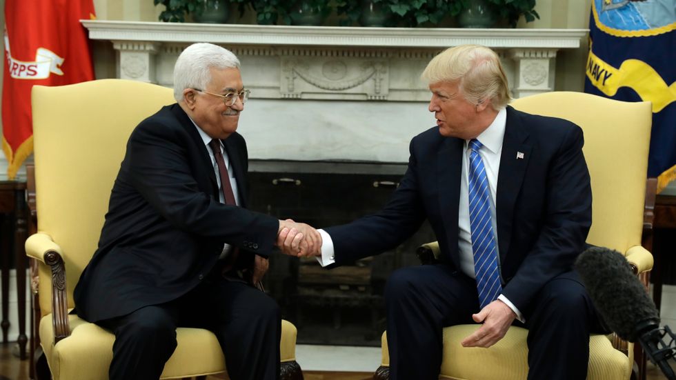 Den palestinske ledaren Mahmud Abbas skakar hand med Donald Trump under sitt besök i Vita huset i maj.
