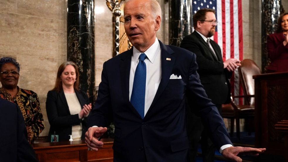 USA:s president Joe Biden kliver ner från podiumet efter sitt tal till nationen.