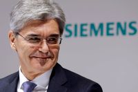 Siemens, med koncernchefen Joe Kaeser, höjer årsprognosen. Arkivbild.