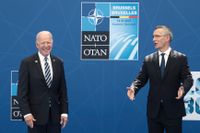 USA:s president Joe Biden, till vänster, hälsas välkommen av Natos generalsekreterare Jens Stoltenberg när han anländer till försvarsalliansens huvudkontor i Bryssel för att delta i måndagens toppmöte.