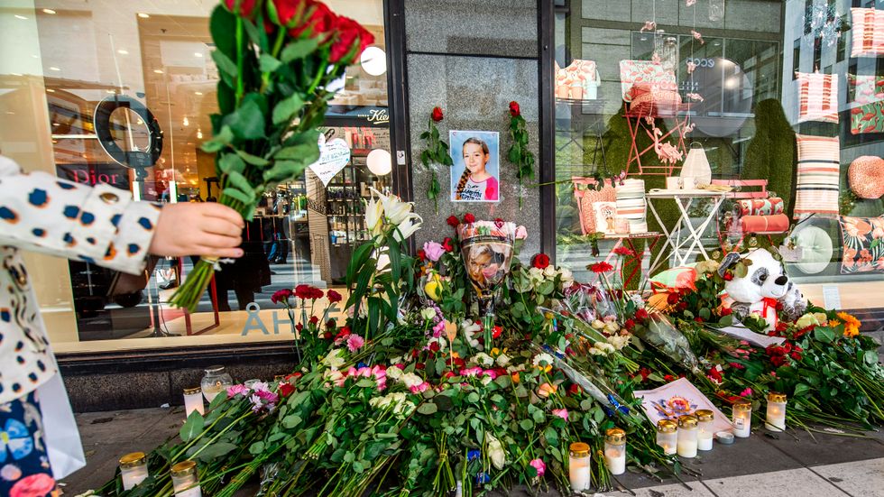 Blommor på Drottninggatan i Stockholm i våras, vid årsdagen av terrordådet 2017.