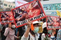 Deltagare i protesterna mot militärjuntan som tagit makten i Myanmar håller upp bilder på Mya Thwet Thwet Khine som dog av skottskador häromdagen efter att ha gått i en demonstration mot militären den 9 februari.