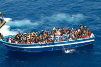 Över 139 000 personer kom i båtar till Europa över Medelhavet 2018. Här undsätts en migrantbåt av den svenska Kustbevakningens Poseidon 2015. Arkivbild.