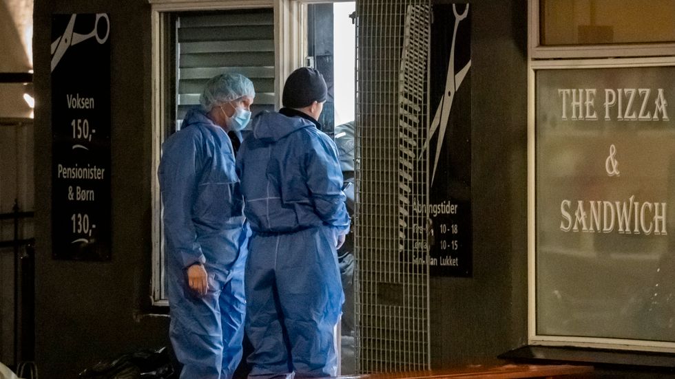 Danska polisens kriminaltekniker undersöker frisersalongen i Rødovre i västra Köpenhamn efter dödsskjutningen i december förra året. Arkivbild.