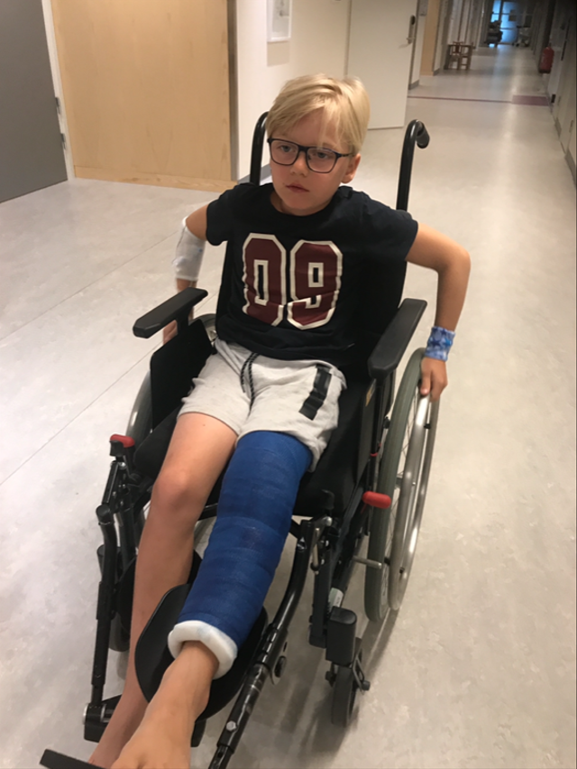 Loke skadade ena knät när karusellen åkte över honom. Han opererades och blev rullstolsbunden i två veckor efter olyckan.