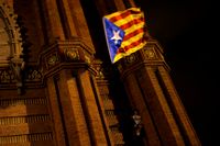 Katalanska självständighetsflaggan La Esteladan vajar i Barcelona.  