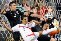 Costa Ricas – och AIK:s – centralgestalt Celso Borges sysselsätter fyra irländare i en träningslandskamp inför VM.