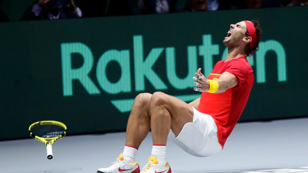 Spaniens Rafael Nadal jublar efter segern i Davis Cup.