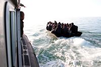 Migranter stoppade av tunisiska myndigheter i april i år när de försökte ta sig till Italiens kust. Arkivbild.